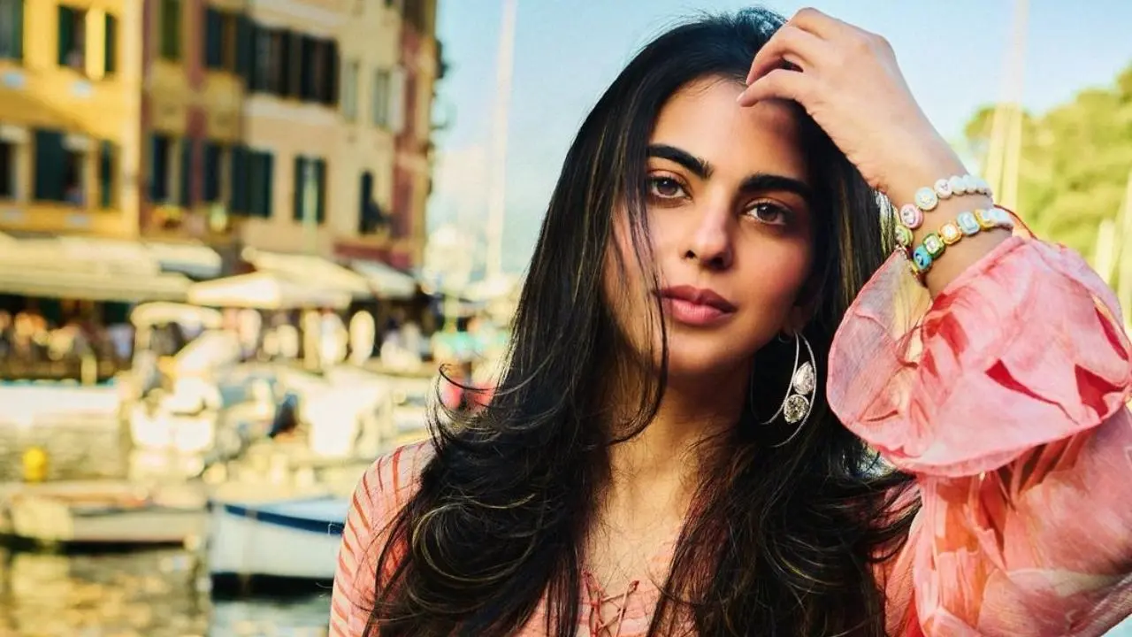 Isha Ambani stuns at awards event, kisses Ananya Panday and poses with Gauri